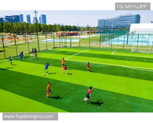 从绿茵场到全球焦点：足球运动员如何塑造现代体育文化与商业帝国