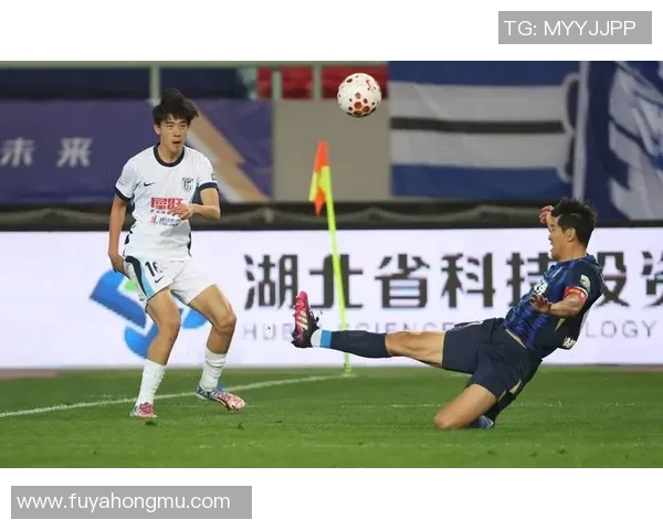 武汉三镇激战全城 球迷热情高涨共迎本赛季巅峰对决 武汉三镇激战全城 球迷热情高涨共迎本赛季巅峰对决